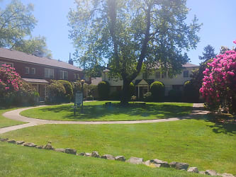 Broadmoor Manor Apartments - Portland, OR