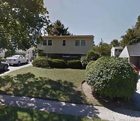 25 Sprucewood Dr - Levittown, NY