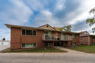 Country Club Apartments - Fargo, ND