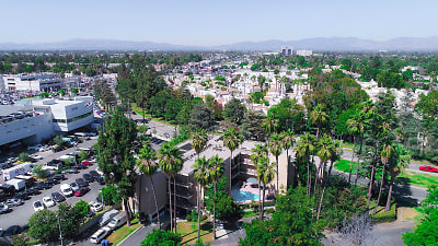 Chandler Circle Apartments - Sherman Oaks, CA
