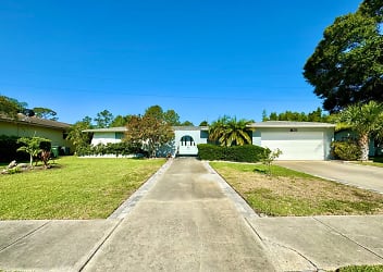1862 Del Robles Dr - Clearwater, FL