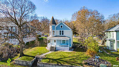 422 N Cody Rd - Le Claire, IA
