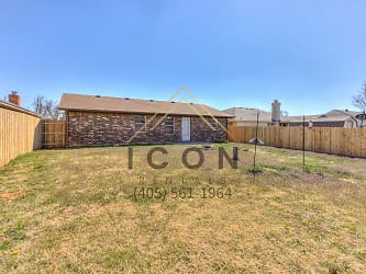 519 W Dowden Dr - Mustang, OK