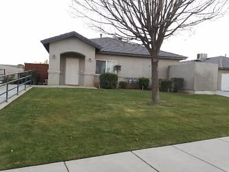 703 W Day Ave unit A - Bakersfield, CA