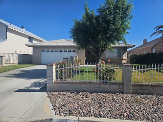 14017 Driftwood Dr - Victorville, CA