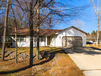 1720 Ives Ln - Suamico, WI