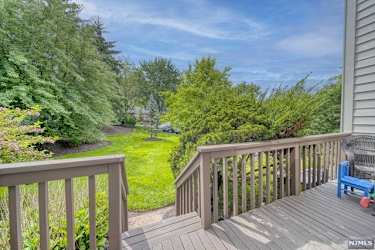 23 Meadowview Ct - Leonia, NJ