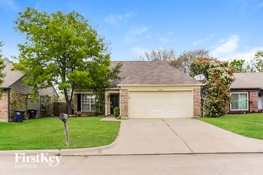 4613 Feathercrest Dr - Fort Worth, TX