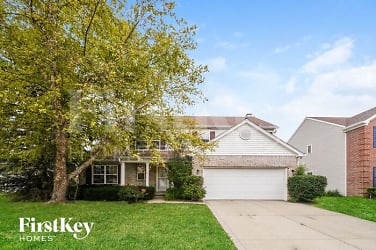 13065 Sweet Briar Pkwy - Fishers, IN