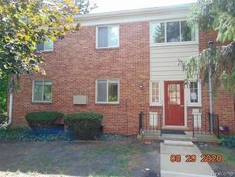 32718 Grand River Ave - Farmington, MI
