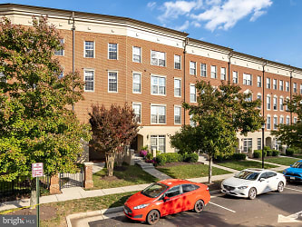 8025 Crescent Park Dr Apartments - Gainesville, VA