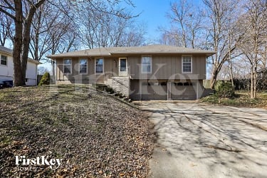 1005 S Ward Pkwy - Blue Springs, MO