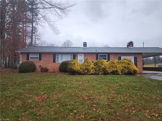 831 Siloam Rd - Mount Airy, NC