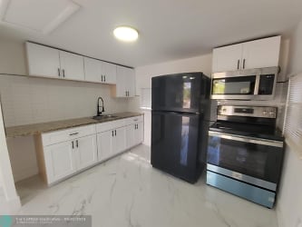 1046 NW 3rd Ave #3 - Fort Lauderdale, FL