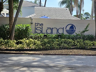 1009 Island Manor Dr - Greenacres, FL