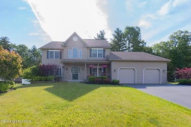 20 Clubhouse Ct - Saratoga Springs, NY