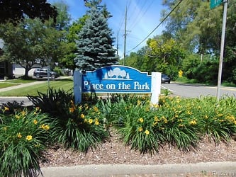 2113 Park Pl Dr - Walled Lake, MI