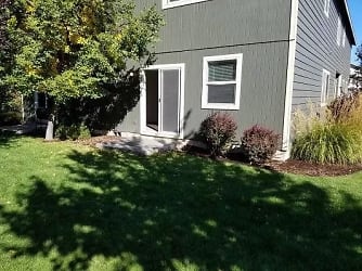 2075 SW Canyon Dr - Redmond, OR