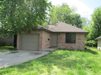1627 N Hillcrest Ave - Springfield, MO