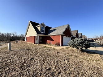 140 Twin Lakes Dr - Vine Grove, KY