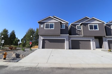 Modern 3BD Townhomes In Battle Ground! NEWLY-CONSTRUCTED W/ High-End Finishes! - Battleground, WA