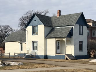 345 College St SE - Valley City, ND
