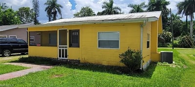 47 Cypress St - North Fort Myers, FL