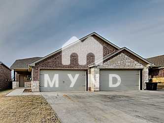 711 Rolling Terrace Circle - Granbury, TX