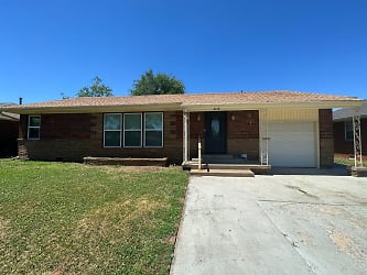 2119 Murray Dr - Midwest City, OK