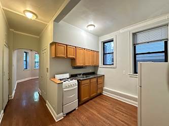 4641 N Paulina 201 - Chicago, IL