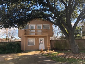 704 Chalet Ct - College Station, TX