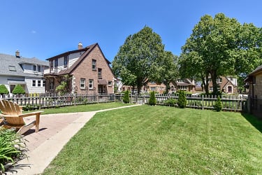 2549 N 63rd St - Wauwatosa, WI