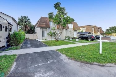 5453 SW 44th Ave - Fort Lauderdale, FL