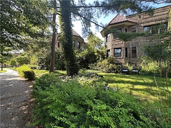 2469 Overlook Rd - Cleveland Heights, OH