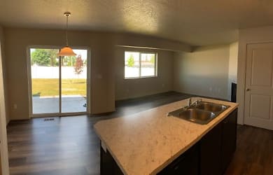 Beautiful New 4 Bedroom 2.5 Bath 2 Story Townhome $2250 /1500 Sq Ft Apartments - Spokane Valley, WA