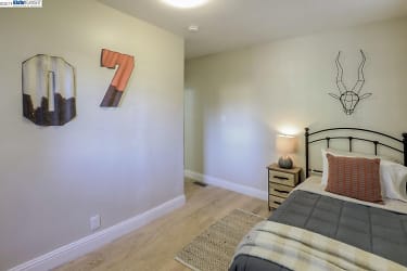 5543 Claremont Ave - Oakland, CA