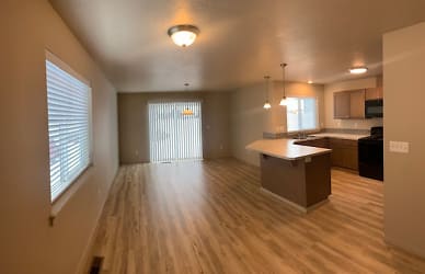 $1995 / 3br - 1392ft2 - 1/2 Month Free Special, Brand New 3 Bedroom 2.5 Bath Town Homes (Spokane Val Apartments - Spokane Valley, WA