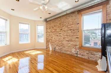 2452 N Southport Ave - Chicago, IL