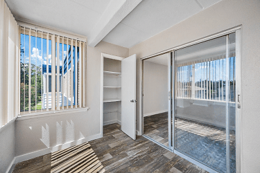 Loft At Third Apartments ! Renovated 1 & 2 Bedroom Apartments - Saint Petersburg, FL