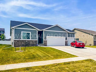 16736 Wilden Dr - Clive, IA
