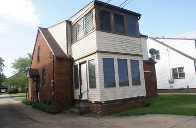 6022 Ackley Rd - Parma, OH