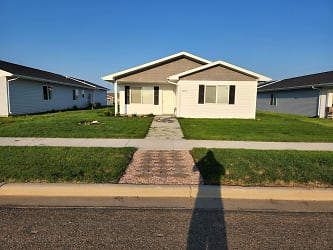 2813 Jeffrey Dr NW - Minot, ND