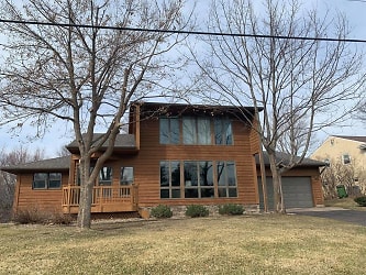 575 Gramsie Rd - Shoreview, MN