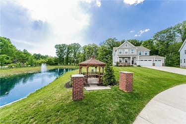 8768 Merryvale Dr - Twinsburg, OH