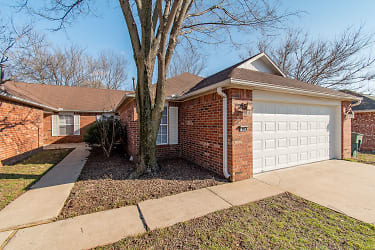1900 Pine Valley Dr - Fayetteville, AR