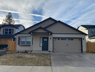 693 N Willitts St - Sisters, OR