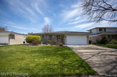35470 Dearing Dr - Sterling Heights, MI