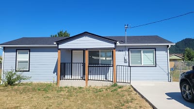 840 S Comstock Rd - Sutherlin, OR