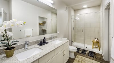 8455 Creekside Green Dr unit CP1 - The Woodlands, TX