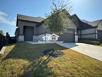 838 Pepperbark Loop - Mustang Ridge, TX